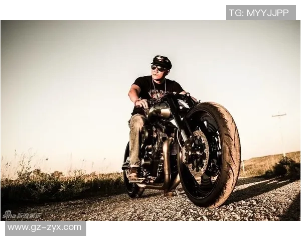 足球明星驾驭踏板车展现新风尚引领运动潮流与时尚结合的完美演绎